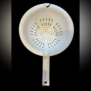 Tupperware 2 Quart Large White Colander Strainer Made in USA #8382 No Flaws Seen